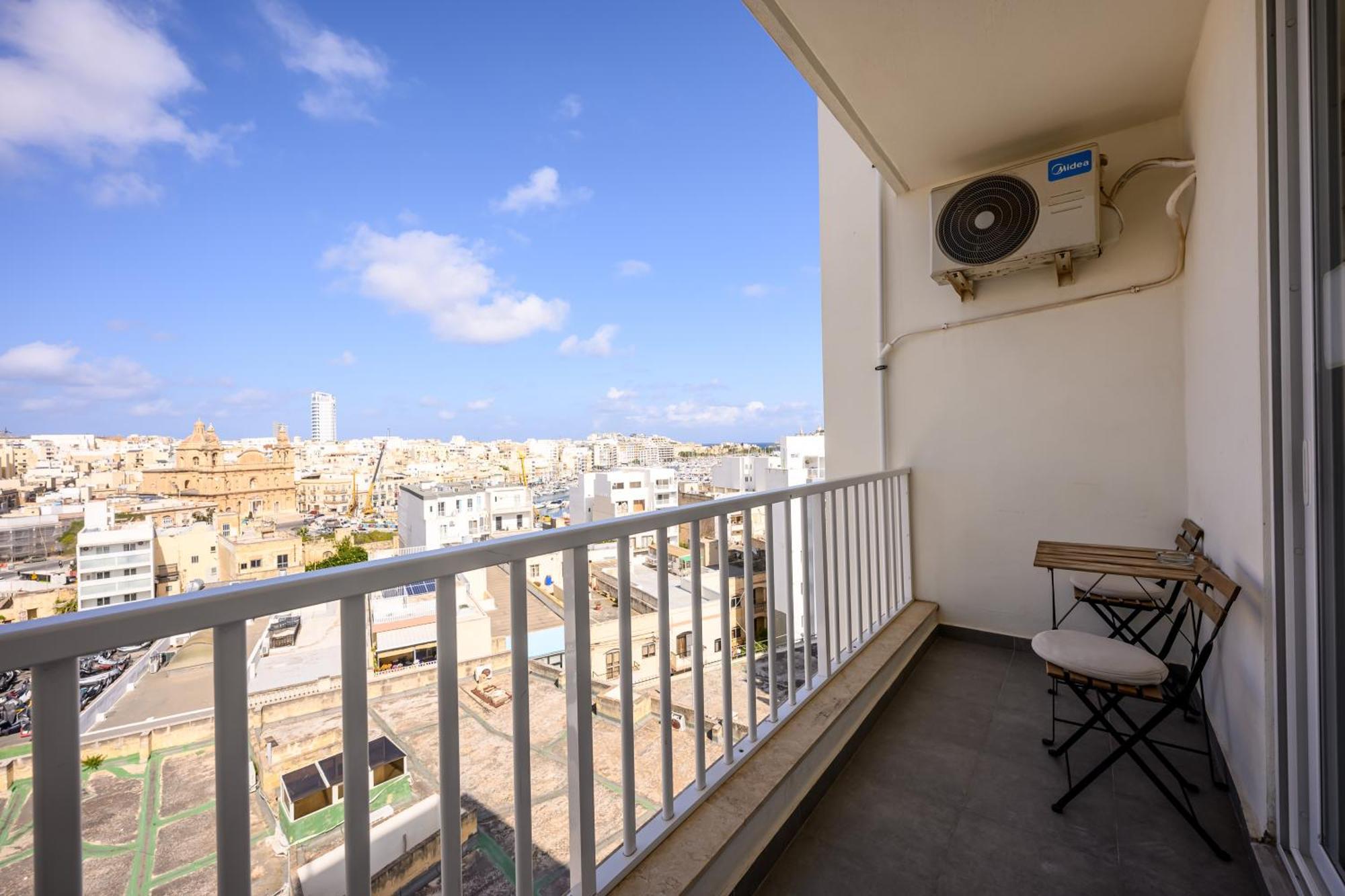 F11 Room 3, Private Room Two Single Beds Shared Bathroom In Shared Flat Msida Exterior photo