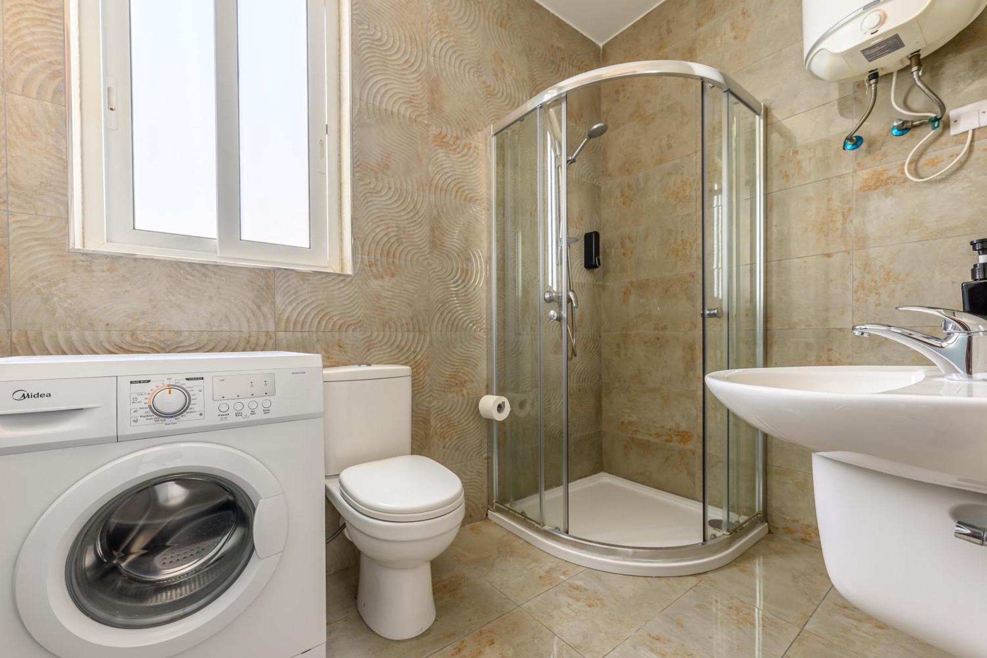 F11 Room 3, Private Room Two Single Beds Shared Bathroom In Shared Flat Msida Exterior photo